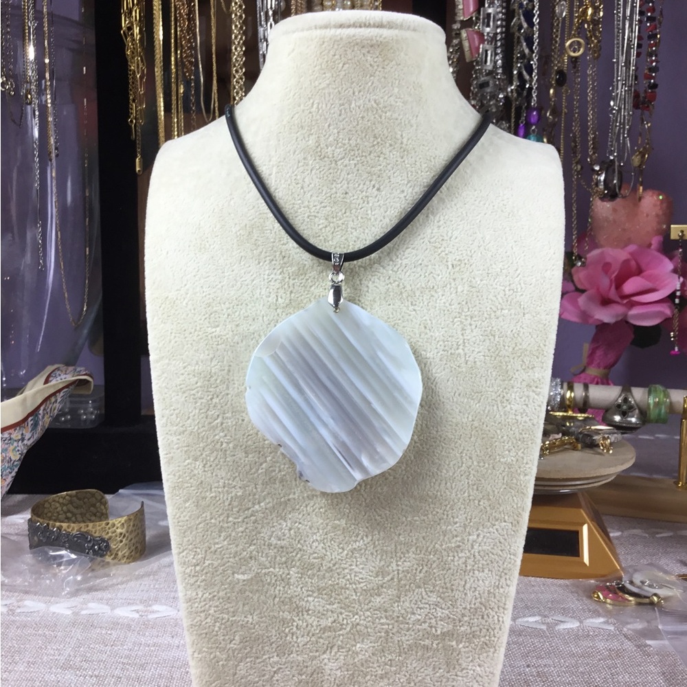 Elegant Women’s Agate Pendant Necklace